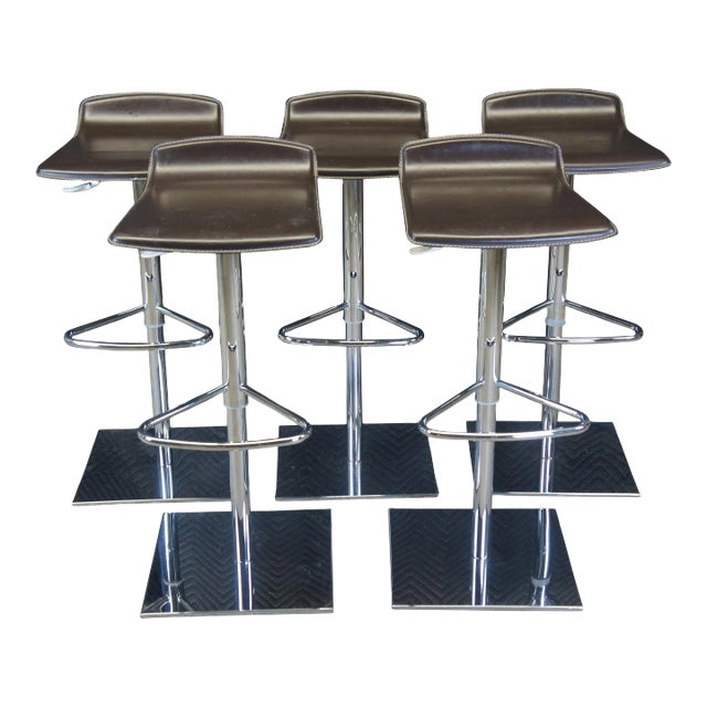 Frontgate Modern Contoured Brown Leather & Chrome Adjustable Piston Bar Stools - Set of 5 For Sale