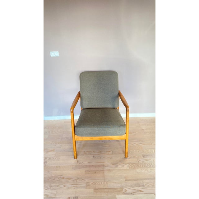 This authentic armchair from the mid-20th century comes from the workshop of Danish designer Ole Wanscher. The FD 109...