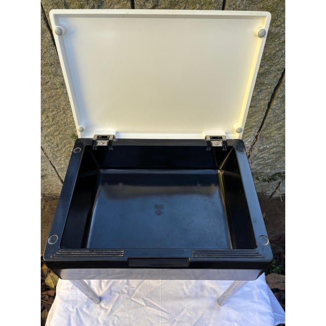 Mod Elba Kidney-Shaped Side Table with Foldable Plastic Top and Chromed Metal Legs For Sale - Image 4 of 16