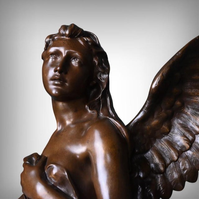 Its elegant, finely sculpted winged figure embodies the allegory of reflection and knowledge, a highly sought-after theme...