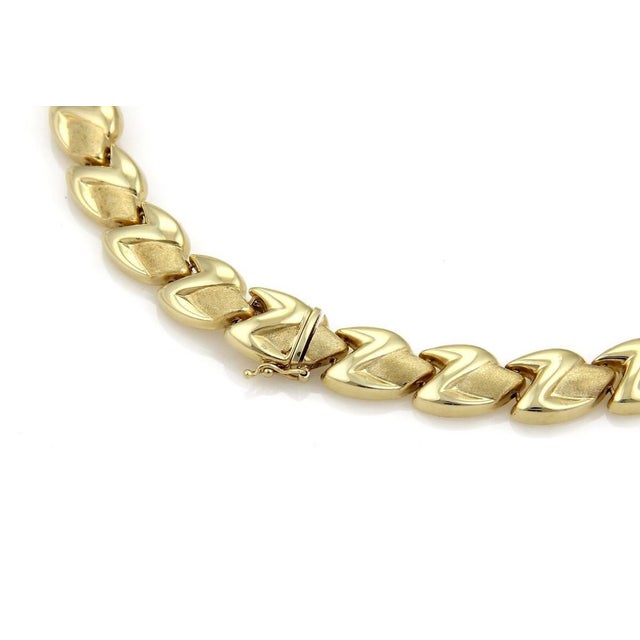 Contemporary Mid 20th Century Z Shape 14k Yellow Gold Fancy Textured Link Collar Necklace For Sale - Image 3 of 4