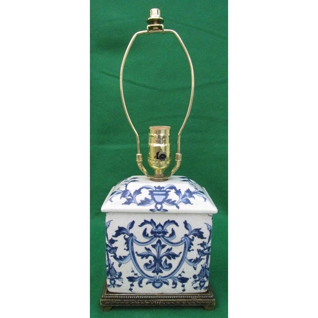 Classic elegance meets timeless design in this Ralph Lauren–style Victorian Delft table lamp. Featuring a striking blue...