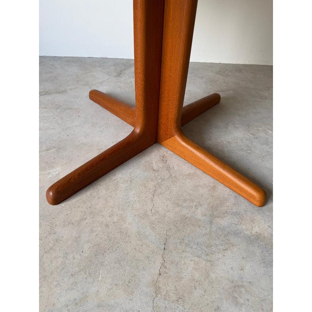 1970s Mid-Century Danish Modern Teak Expanding Round- Oval Dining Table For Sale - Image 14 of 18