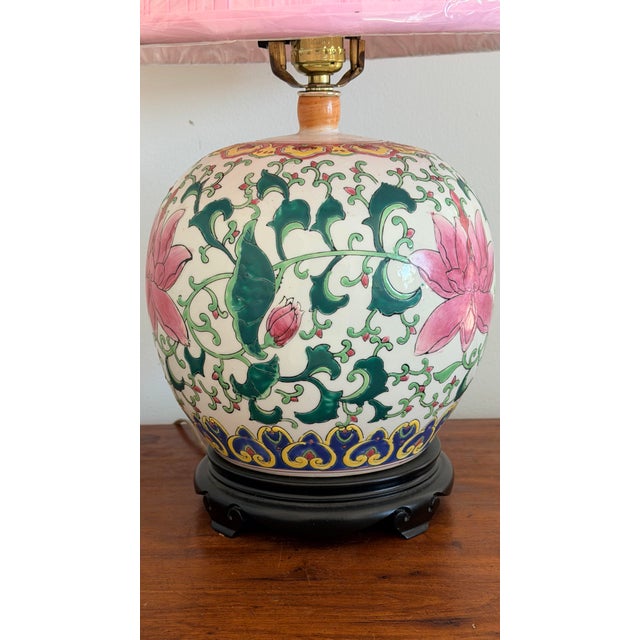 Chinoiserie 1960s Chinoiserie Ginger Jar Lamp With Pink and Green Floral Design and Pink Shade For Sale - Image 3 of 10