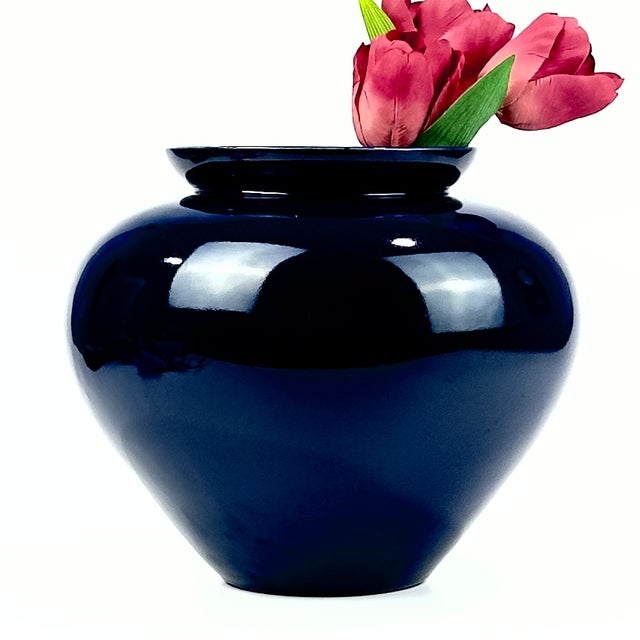 Add a rich pop of color to your home decor with this striking vintage Haeger ceramic vase. Finished in a glossy dark navy...