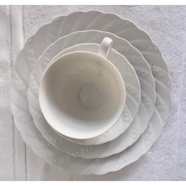 English 1960s Mikasa White Lily of the Valley 4-Piece Place Setting Japan Laj01 Dinner Salad C&s For Sale - Image 3 of 6