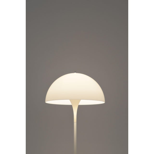 Iconic 'panthella' floor lamp designed by verner panton in 1971. Just one year after its design, this lamp deservedly...