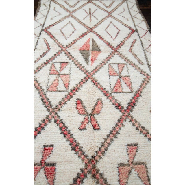 Antique White Early 2000's Natural White Brown & Rose Vintage Marmoucha Moroccan Rug - 9'2 X 4'9" For Sale - Image 8 of 11