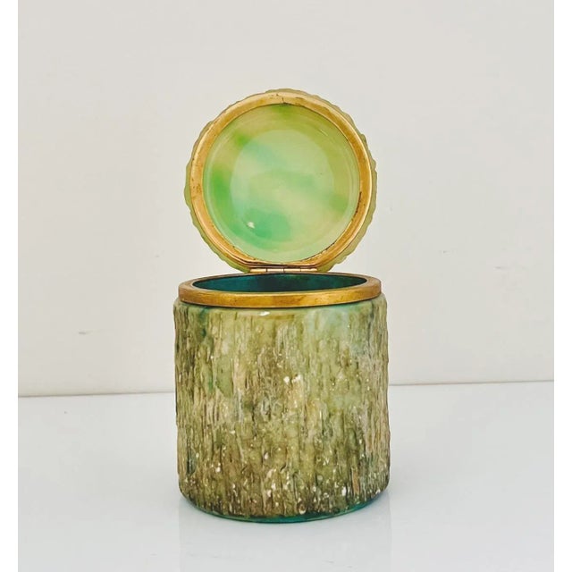 Olive C. 1950s Vintage MCM Italian Alabaster Box in the Style of Fratelli Coppini & Angelo Pinna – Green Onyx & Turquoise Hues With Brass Hinged Lid For Sale - Image 8 of 10