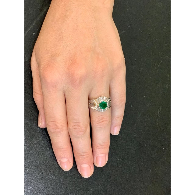 Traditional 1.5 Carat Round Cut Emerald and 1.2 Carat Diamond Ring 18 Karat White Gold For Sale - Image 3 of 18