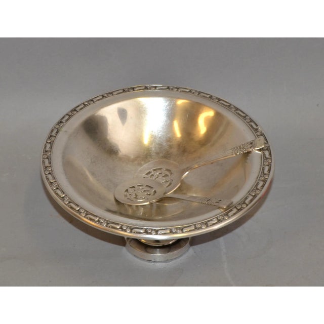 Oneida 1950s Victorian Oneida Silver Plated Footed Serving Bowl 2 Community Plate Spoons, Usa- 3 Pieces For Sale - Image 4 of 13