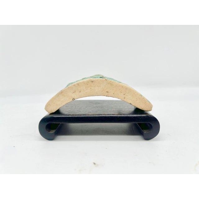 This elegant Chinese celadon and green turquoise glazed brush rest dates back to the Kangxi period (1661–1722) of the Qing...