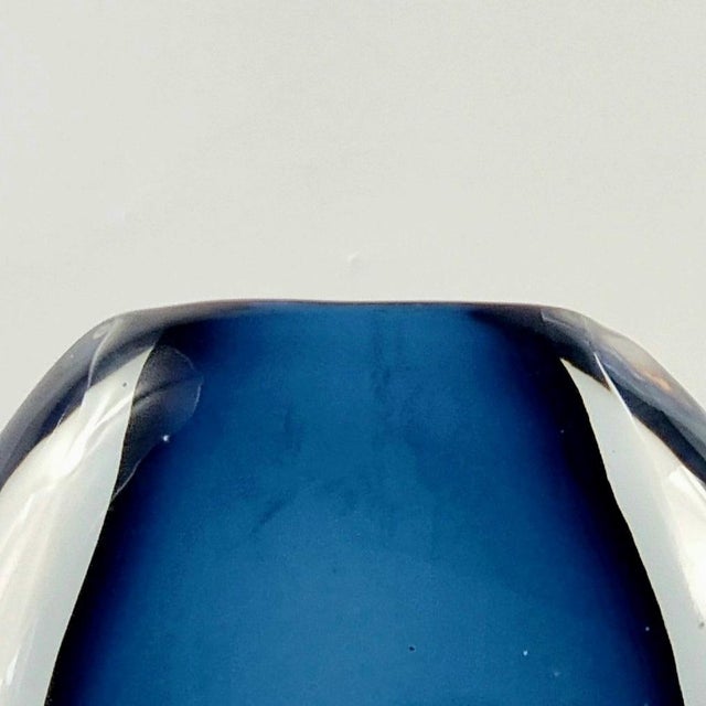 1960s Mid-Century Scandinavian Sommerso Art Glass Vase by Vicke Lindstrand for Kosta, Sweden, 1960s For Sale - Image 5 of 9