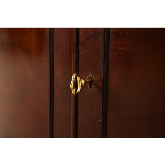 Drexel Georgian Mahogany Bow Front Corner Cabinet, 1950s For Sale - Image 11 of 18