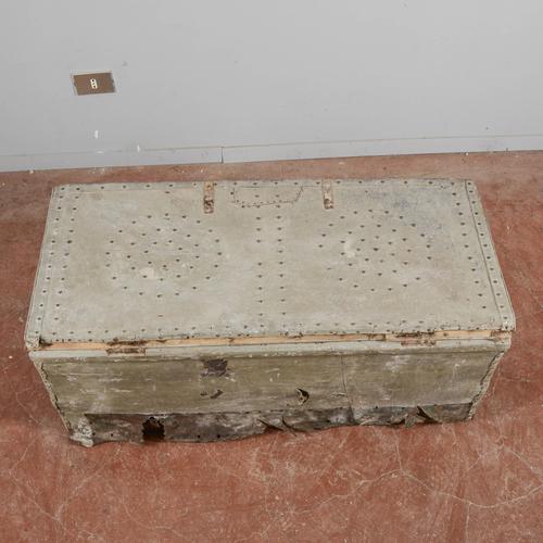 Beige Antique Trunk in Wood, Metal, and Leather For Sale - Image 8 of 18