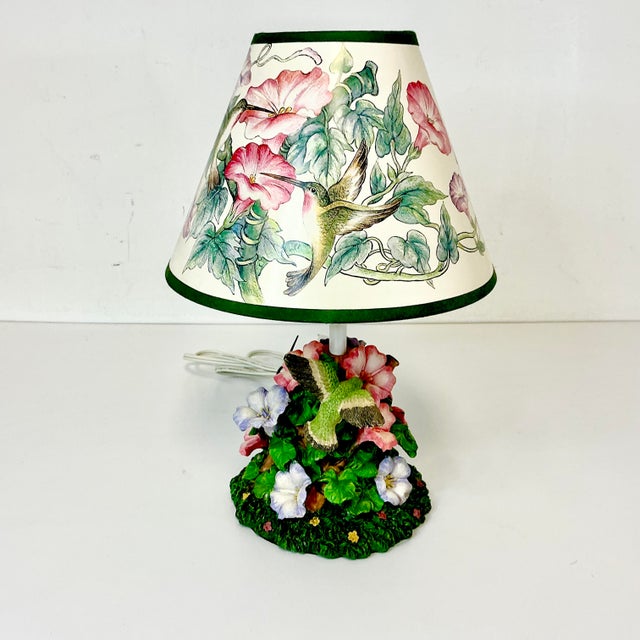 1980s Vintage English Garden Chippendale Hummingbird Petite Table Lamp For Sale - Image 4 of 18