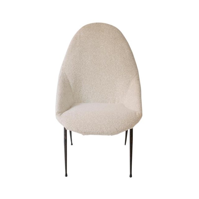 Armless armchair with a black metal frame and hand-upholstered in ecru chenille fabric.