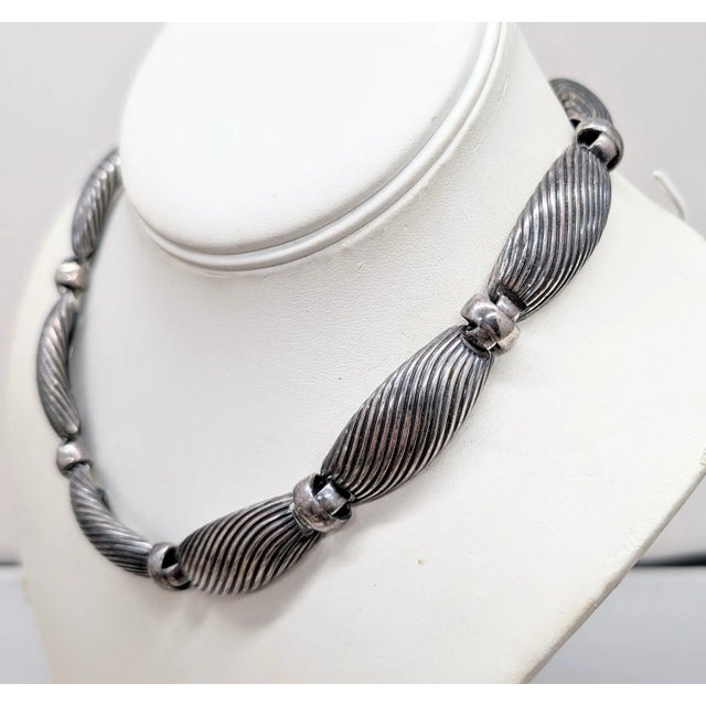 Napier Vintage 1950s Signed Napier Silvertone Ribbed Collar Necklace For Sale - Image 4 of 6