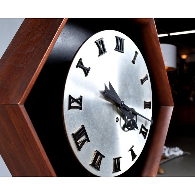 Arthur Umanoff for Howard Miller Model 557 Serviced Meridian Wall Clock For Sale - Image 11 of 13