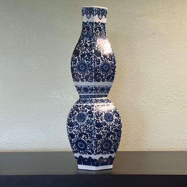 Late 20th Century Large 20.5" Heavy Blue & White Double Gourd Dragon Vase - Excellent Condition For Sale - Image 5 of 8