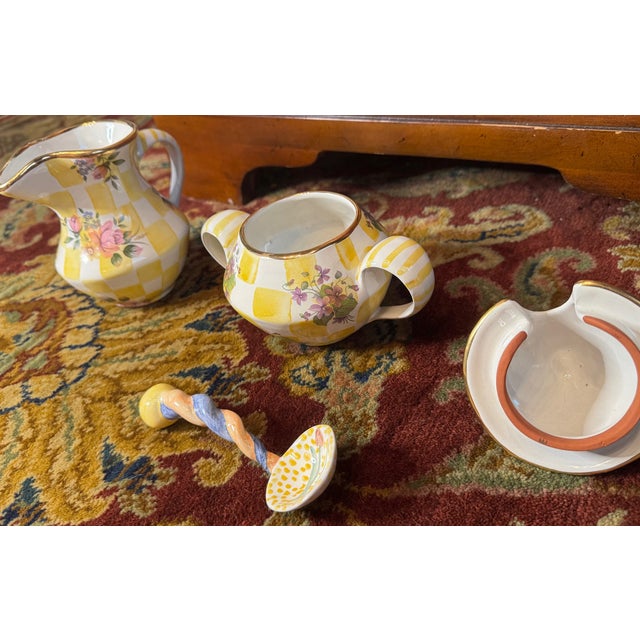1990s MacKenzie-Childs Aurora Yellow Check Enamel Creamer & Lidded Sugar Bowl Set W/ Spoon – 1990s For Sale - Image 10 of 18