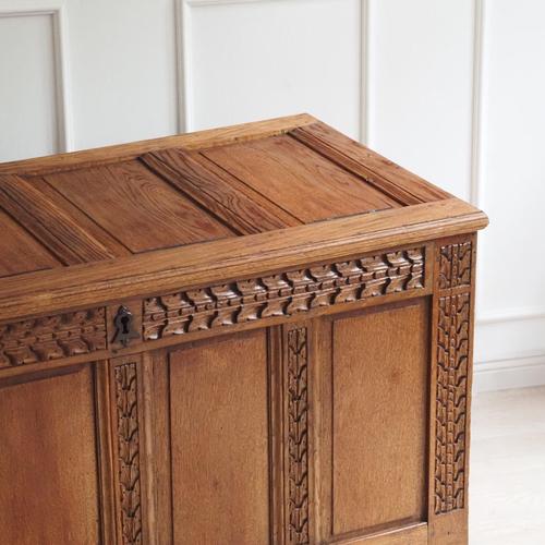 Antique Oak Chest with Carved Front and Hinged Lid, 1880 For Sale - Image 4 of 15