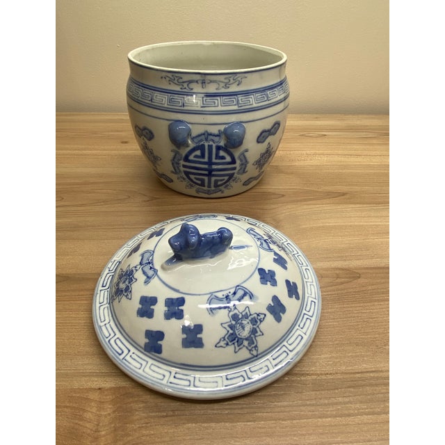 Late 20th Century Late 20th Century Chinese Blue & White Chinoiserie Rice Jar With Foo Dog Lid For Sale - Image 5 of 13