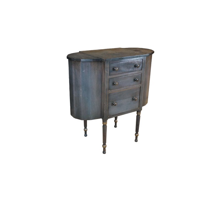 Manufactured by the historic The Furniture Shops of Grand Rapids in Grand Rapids, Michigan, this classic 1920s–1940s...