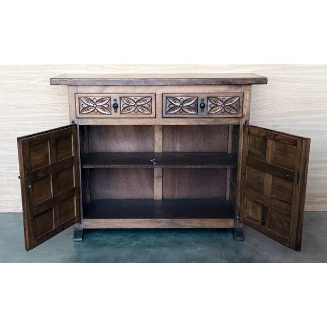 Spanish 20th Century Catalán Spanish Dresser Carved in Walnut, 1920s For Sale - Image 3 of 18