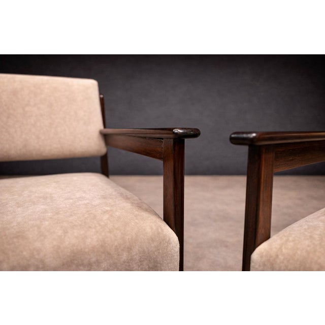 Pair of Brazilian Mid-Century Modern Armchairs in Rosewood & Cream Mohair, Jorge Jabour, 1960s - Lot 442 For Sale In New York - Image 6 of 12
