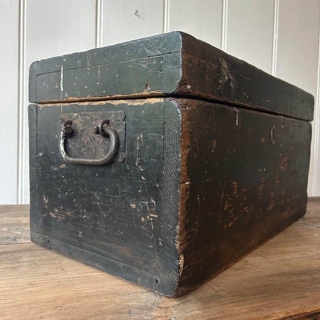 Vintage Twin Handled Pine Chest with Two Whales and Ship by Steve Camps, 2010s For Sale - Image 6 of 9