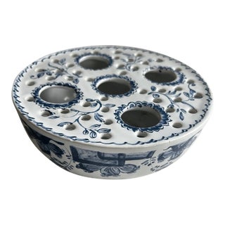 Vintage Mottahedeh Metropolitan Museum of Art Blue/White Portugal Frog Vase For Sale