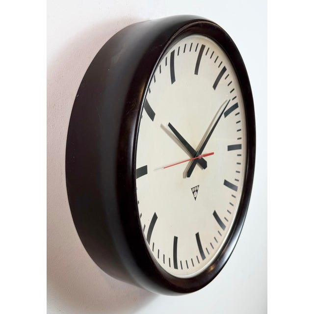 1960s Large Industrial Bakelite Factory Wall Clock from Pragotron, 1960s For Sale - Image 5 of 17