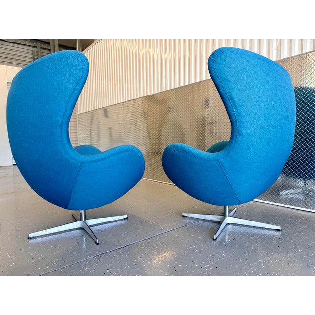 Arne Jacobsen For Fritz Hansen Distributed by Knoll egg Chairs. Produced by Fritz Hansen in Denmark to Jacobsen’s exact...