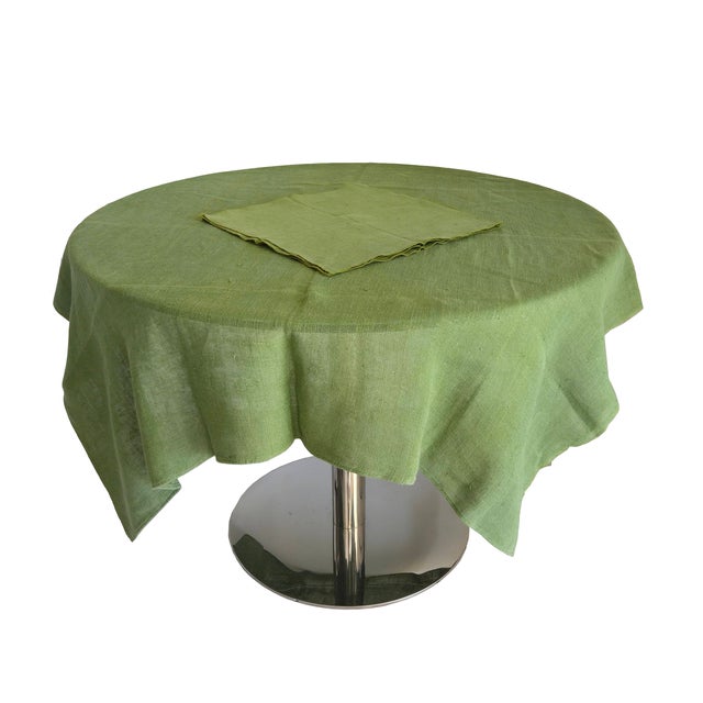 Offered is a vintage 1970s olive/asparragus green woven linen tablecloth that has been paired with 4 woven linen napkins....