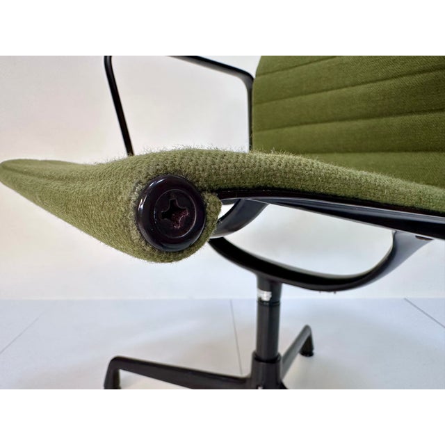 Early Edition EA 208 Swivel Side or Dining Chair with Black Aluminum Frame by Charles & Ray Eames for Herman Miller / Vitra, 1960s For Sale - Image 10 of 17
