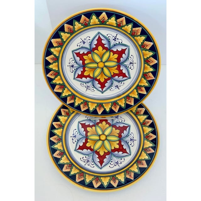 Contemporary Vintage Italian ‘Gialletti Giulio’ Deruta Hand Painted Majolica Dinner Plates- Set of 2 For Sale - Image 3 of 11