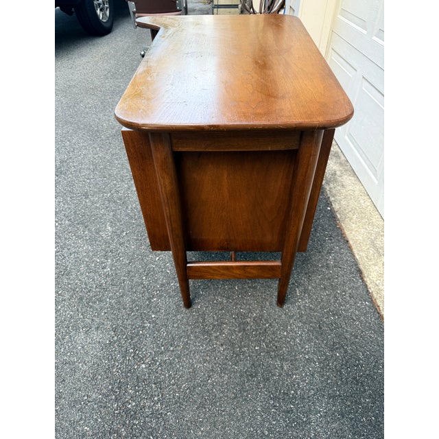 1950s Midcentury Boomerang-Top Floating Walnut Desk by American of Martinsville For Sale - Image 13 of 16