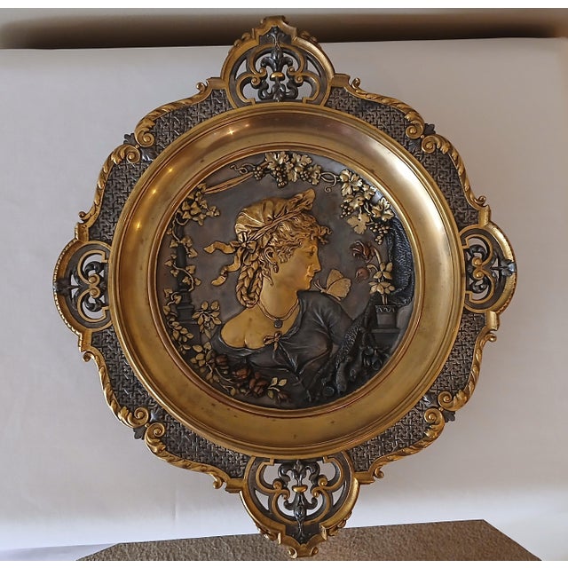 Beautiful patinated bronze portrait dish. Art Nouveau style and period. Excellent casting with rich relief and venestred...