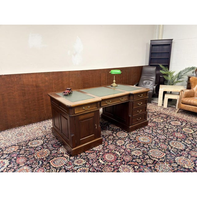 English Chesterfield Desk in Teak, in Good conditions. Designed 1920 to 1949