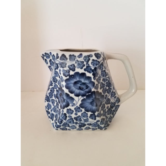 Chinoiserie Vintage 1980s Chinoiserie Blue & White Ceramic Beverage Pitcher For Sale - Image 3 of 5