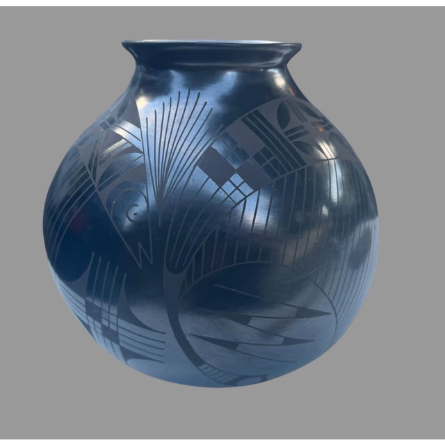 Jesus Pina Mata Ortiz Black on Black Pottery Olla Vase Signed 10” Mexico For Sale - Image 4 of 7