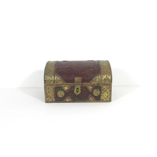 Length: 6.75 Inches; Width: 5 Inches; Height: 4 Inches I love interesting vintage boxes! They look so great on top of a...