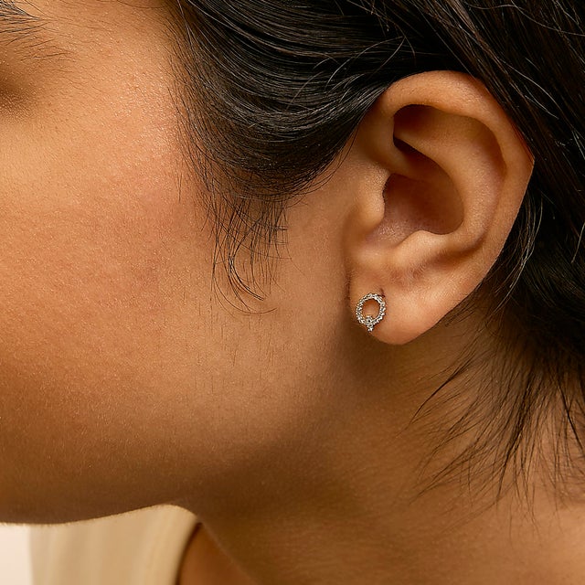 Haus of Brilliance 10K Yellow Gold 1/10 Cttw Diamond 'Q' Initial Stud Earring For Sale - Image 4 of 5