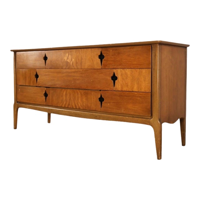 United Furniture Vintage Mid Century Modern 9 Drawer Keyhole Pull Lowboy Dresser C. 1960s For Sale