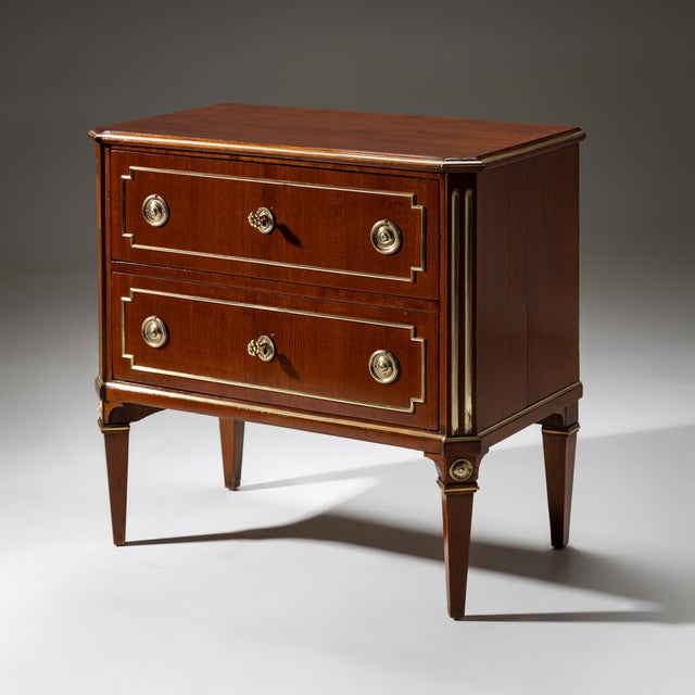 Late 18th Century Neoclassical Chest of Drawers in Mahogany For Sale - Image 3 of 8