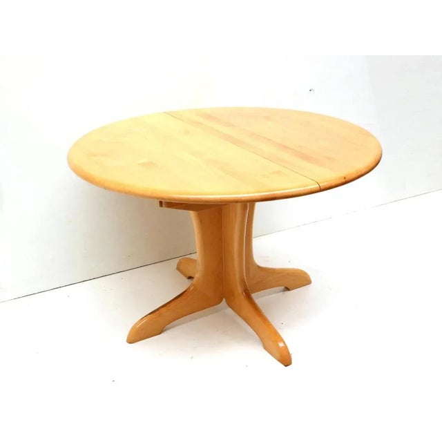Vintage extendable dining table made in the 1970s. Dimensions: Length (extended): 164 cm Length (retracted): 115 cm Depth:...