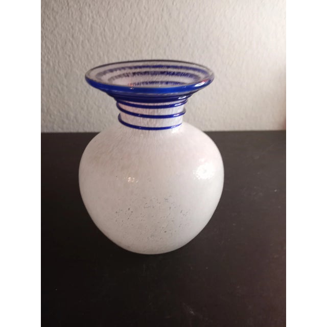 Antique White 1980s Blown Spatter Bud Vase With Spiral Cobalt Blue Rigaree For Sale - Image 8 of 9