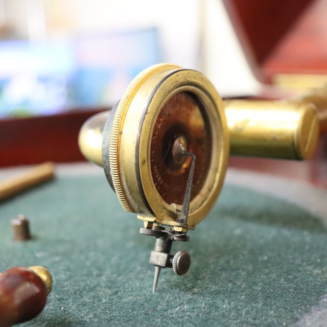 Brown Victor Talking Machine Co. Victrola Vvxi Walnut Tabletop Phonograph C1920 For Sale - Image 8 of 15