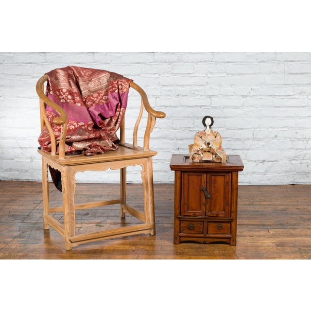 Early 20th Century Chinese Elmwood Bedside Cabinet with Scalloped Apron For Sale In New York - Image 6 of 13